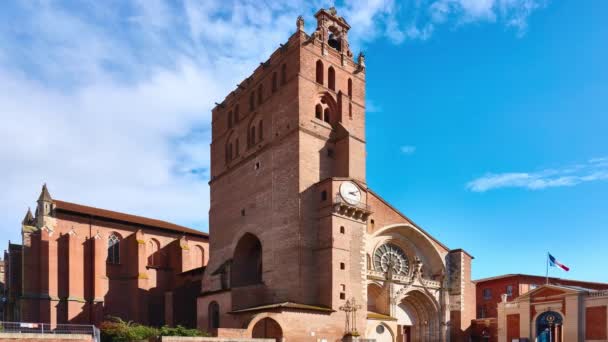 De kathedraal van Toulouse (Frans: "Kathedrale Saint-Etienne") is een rooms-katholieke kerk in Toulouse, Haute-Garonne. Kathedraal is nationaal monument, en is de zetel van aartsbisschop van Toulouse. — Stockvideo