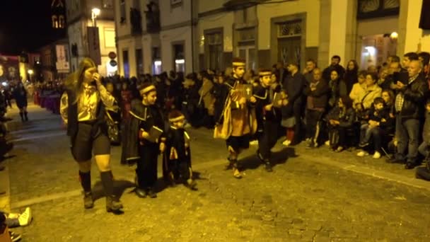 Braga, Portugal - April 14 217: Boetedoening processies op straten van Braga, Portugal op Heilige Week (Semana Santa) tijdens de laatste week van de vastentijd voor Pasen. Jaarlijkse eerbetoon van de passie van Jezus Christus. — Stockvideo