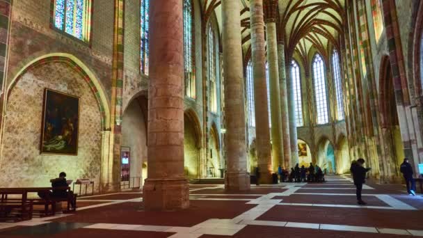 Toulouse, Francie - 20 březen 2018: timelapse kostel Jakobíny je odsvěceném římskokatolickým kostelem nachází. Ostatky Thomas Aquinas jsou umístěny zde. V počátku 21.století je muzeum. — Stock video