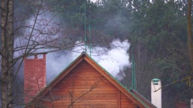 ahşap evde borudan duman swirls