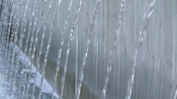 Flöden av vatten i fontänen, beläget i gamla stadspark. — Stockvideo