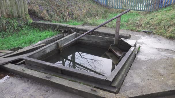 Hölzerner quadratischer Brunnen in der Nähe des Nonnenklosters. — Stockvideo