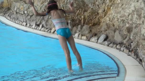 Movimento Lento Pequena Menina Bonita Pulando Piscina Com Água Limpa — Vídeo de Stock
