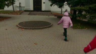 İki güzel kızın Protestan Kilisesi, Holy Trinity yakınındaki Namestie Egidia Street, Poprad, Slovakya üzerinde yürümek..
