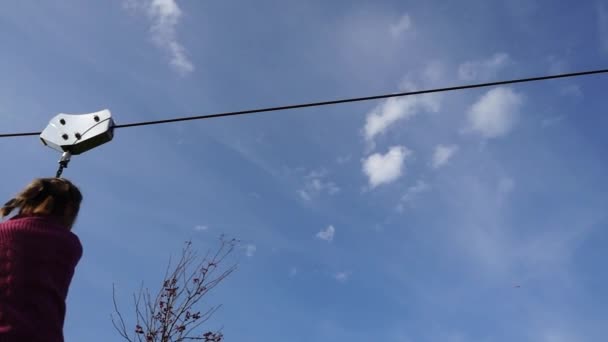 Pequena Menina Bonita Está Montando Zipline Zipline Carrinho Corda Esticada — Vídeo de Stock