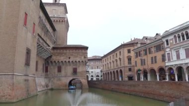 Ferrara, İtalya: Este kale (Castello Estense) veya castello di San Michele (St. Michael'ın Kalesi) moated ortaçağ kalesi olduğunu. Dört köşe Kuleli büyük bir blok oluşur.
