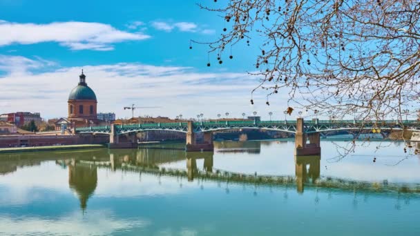 图卢兹的圣皮埃尔桥 Bridge Saint Pierre Toulouse 法国通过加隆桥 Garonne 将圣皮埃尔与格雷夫的收容所连接起来 它是带有钢制甲板的甲板 于1987年完全重建 — 图库视频影像