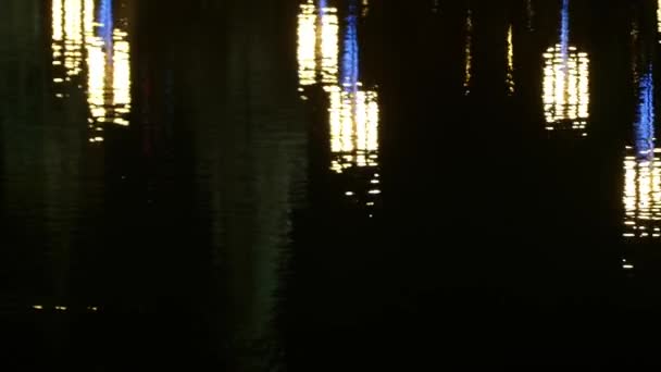 Reflexão Água Rio Lanternas Iluminadas Cidade Noturna — Vídeo de Stock