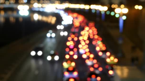 Stau Von Autos Mit Leuchtenden Scheinwerfern Auf Der Autobahn Der — Stockvideo