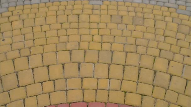 Kreisförmige Drehung Des Gelben Kopfsteinpflasters Auf Bürgersteigen — Stockvideo
