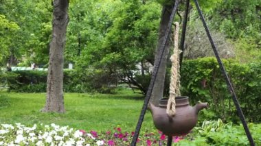 Kil çaydanlık tehlikede Isıtma için demir tel üzerinde asılı