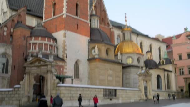 ヴァヴェルは クラクフ ポーランドのヴィスワ川の左岸に建てられた要塞建築物群です ロイヤル キャッスルと聖スタニスワフの大聖堂とセント Waclaw ヴァヴェル城の大聖堂があります — ストック動画