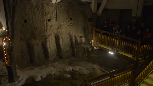 Wieliczka, Polen - 4 januari 2016: Wieliczka zoutmijn, gelegen in de stad van Wieliczka in Krakowski, ligt binnen de metropool van Krakau. — Stockvideo