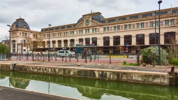 Тулуза, Франция - 14 марта 2018 года: Время: Тулуза-Матабьяу является центральным железнодорожным вокзалом. Станция расположена на железнодорожной линии Бордо-Сете, Тулуз-Байон, Брив-Тулуз (Капденак) и Тулуз-Мбаппе . — стоковое видео