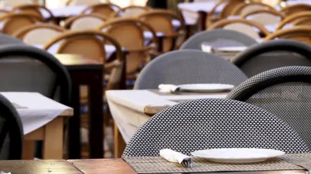 Mesas Con Platos Cubiertos Restaurante Calle Aire Libre — Vídeos de Stock