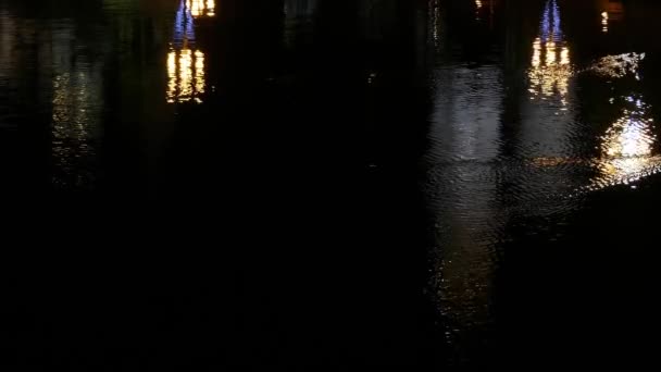 Отражение Воде Реки Зажженных Фонарей Ночном Городе — стоковое видео