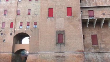 Ferrara, İtalya: Este kale (Castello Estense) veya castello di San Michele (St. Michael'ın Kalesi) moated ortaçağ kalesi olduğunu. Dört köşe Kuleli büyük bir blok oluşur.