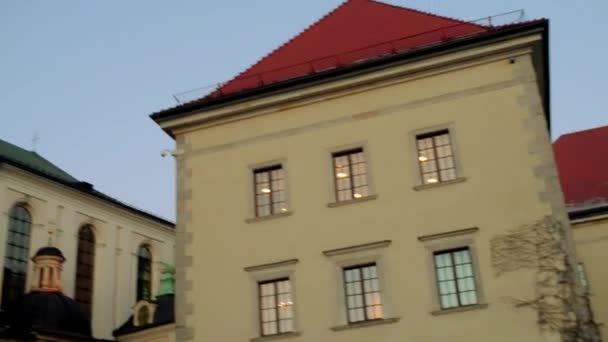 Wawel é um complexo arquitetônico fortificado erguido na margem esquerda do rio Vístula em Cracóvia, Polônia. Há Castelo Real e Catedral Wawel (que é a Basílica de St Stanislaw e St Waclaw ). — Vídeo de Stock