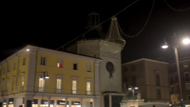 En el lado oriental de la plaza Piazza Tre Martiri, Rímini, Italia están la Torre del Reloj, columna de Julio César, iglesia moderna de San Francesco da Paola . — Vídeos de Stock