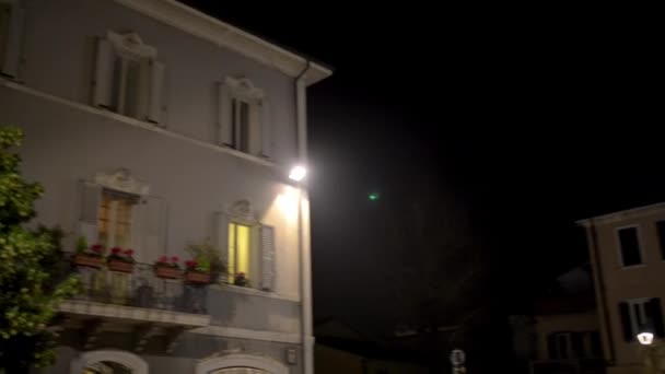 Porta Montanara en San Gaudenzo is een 20e-eeuwse rooms-katholieke parochiekerk in Rimini regio Emilia-Romagna Italië. Kerk herbergt nu een doek door Angelo Sarzetti, oorspronkelijk in het klooster van Rimini. — Stockvideo