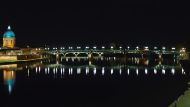 Timelapse: Ponte Saint-Pierre de Toulouse, França passa por Garonne e conecta o lugar Saint-Pierre ao hospício de Grave. É convés com plataforma de aço, completamente reconstruído em 1987 . — Vídeo de Stock