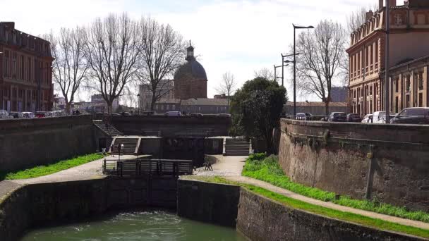 Kanal de Brienne (Canal de Saint-Pierre) Garonne Nehri Canal du Midi ve Canal de Garonne ile bağlanıyor. Toulouse, Fransa, 14 Nisan 1776 açılışı Midi Pyrenees bölge merkezinde. — Stok video
