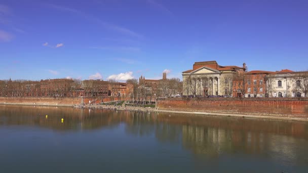Notre-Dame de la Daurade är basilika i Toulouse, Frankrike. Det grundades 410 när kejsar Honorius tillät konvertering av hedniska tempel till kristendomen. Det var ett tempel tillägnat Apollo. — Stockvideo