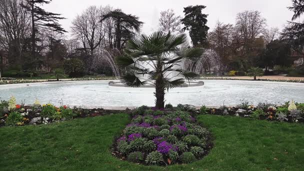 Grand Rond oder Boulingrin (Bowling Green) ist ein öffentlicher Garten in Toulouse, Frankreich. Es hat einen Durchmesser von vier großen Gängen, Jules-Guesde, Francois-Verdier, Paul-Sabatier und Frederic-Mistral. — Stockvideo