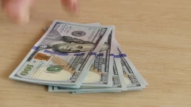 Kadın adam dolara üç portakal satın.