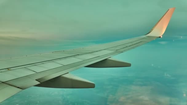 Ala de avión volador contra el fondo del horizonte del cielo. Vista desde ojo de buey . — Vídeo de stock