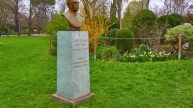 TOULOUSE, FRANCE - 20 Mart 2018: Fransa 'nın Toulouse kentindeki Garden' da Jean Cassou Anıtı. Fransız bir yazar, sanat eleştirmeni, şair, 2. Dünya Savaşı sırasında Fransız Direnişi üyesiydi..
