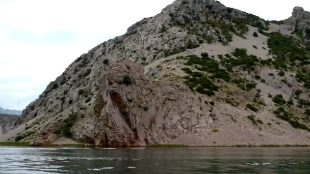 Boca do rio Zrmanja. Zrmanja é um rio no sul de Lika e norte da Dalmácia, Croácia. Zrmanja flui para o mar Adriático na baía chamada Novigradsko mais . — Vídeo de Stock