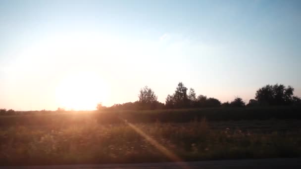 Zeitlupe vor dem Hintergrund des Sonnenuntergangs im malerischen Dorf. — Stockvideo