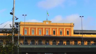 Parma Tren İstasyonu city Parma, Emilia-Romagna, İtalya bölgesinde hizmet vermektedir. Milanbologna, Pontremolese, Bresciaparma ve Parmasuzzara tren istasyonu bulunur.