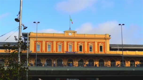 Железнодорожный вокзал Пармы обслуживает город Парма, в регионе Эмилия-Романья, на севере Италии. Станция расположена на железной дороге Милана-Болонья, Понтремолезе, Брешиа-Парма и Парма-Суццара . — стоковое видео