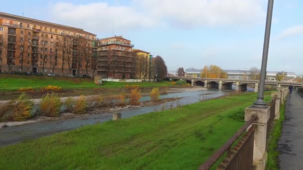 Ponte delle Nazioni (Bridge of Nations) i staden Parma, regionen Emilia-Romagna, norra Italien. — Stockvideo