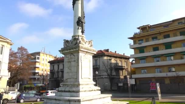 Victory Monument, Parma, Olaszország. Emlékműve szentelt olasz győzelem a nagy háború, ez található a Viale Geiger mögött a Stendhal. — Stock videók