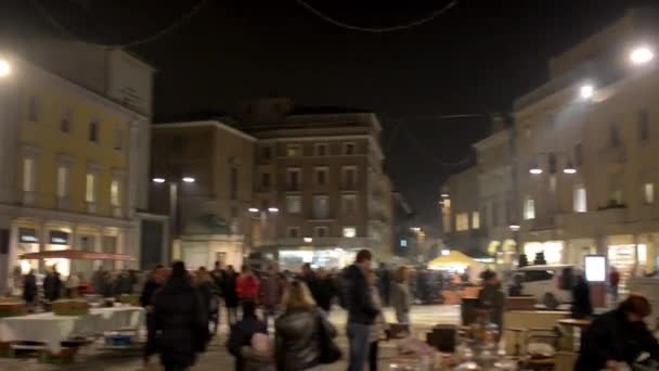 Sul lato orientale di piazza Tre Martiri, Rimini, Italia sono Torre dell'Orologio, colonna di Giulio Cesare, moderna chiesa di San Francesco da Paola . — Video Stock