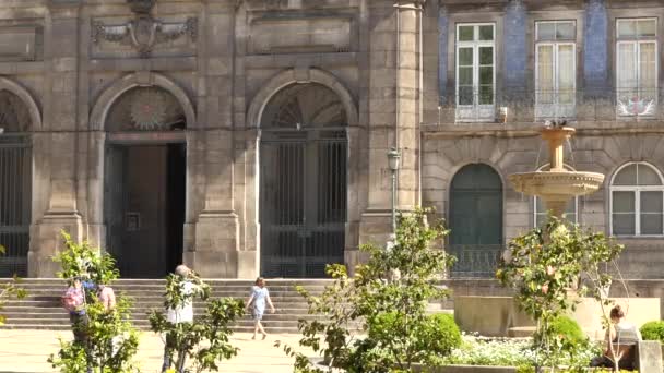 Trefaldighetskyrkan är kyrkan i staden Porto i Portugal, beläget i Praca da Trindade bakom byggnad av stadshuset av Porto. Det byggdes av arkitekten Carlos Amarante. — Stockvideo