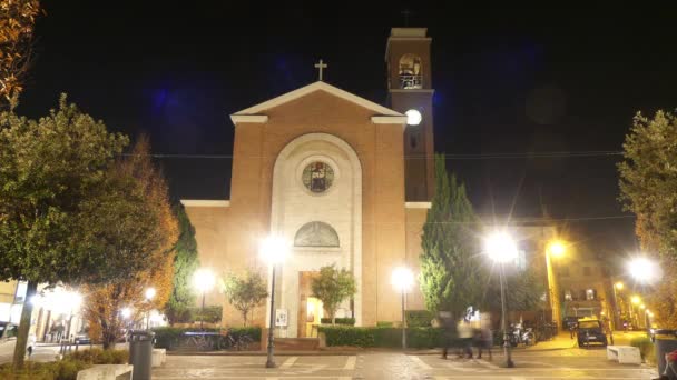 San Gaudenzo é uma igreja paroquial católica romana do século XX na região de Rimini, na Emilia-Romanha Itália. Igreja agora abriga uma tela de Angelo Sarzetti, originalmente no Convento de Rimini . — Vídeo de Stock