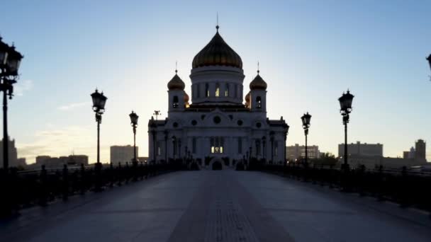 Katedrála Krista Spasitele (Khram Khrista Spasitelya) je katedrála v Moskvě, Rusku, na severním břehu řeky Moskva, pár bloků od Kremlu. — Stock video