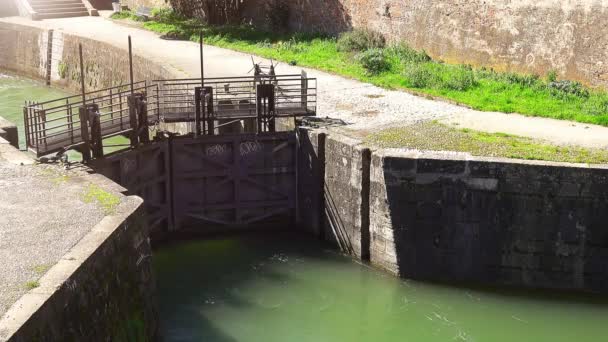 運河・ ド ・ ブリエンヌ (運河・ デ ・ サン ・ ピエール) は、ミディ運河とガロンヌ運河ガロンヌ川を接続されています。これは、トゥールーズ、1776 年 4 月 14 日に発足した、フランスのミディ ピレネー地域の中心部. — ストック動画