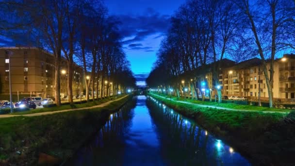 Toulouse, Güney Fransa 'da Canal du Midi (Canal de las Doas Mars, iki denizin kanalı). — Stok video