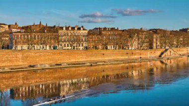 Timelapse Tounis wharf Toulouse, Fransa Garonne Pont-Neuf, üzerinden kenarına Rue de Metz ve köprü çekme Tounis için Quai de la Daurade köşesinde sokak.