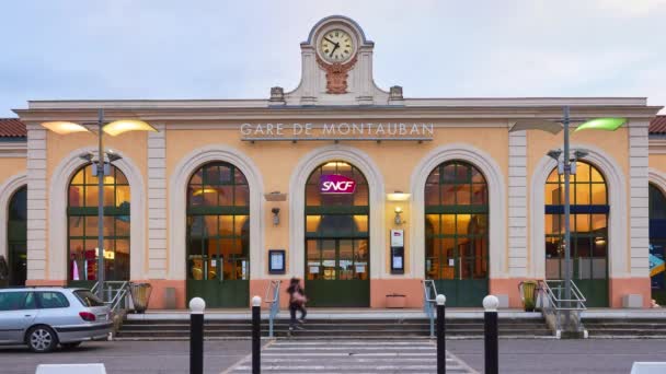MONTAUBAN, FRANCE - MARCH 19 2018: Timelapse Montauban-Ville-Bourbon - залізнична станція, що обслуговує місто Монтобан, департамент Тарн і Гаронн, Франція. Станція розташована на залізниці Бордо.. — стокове відео