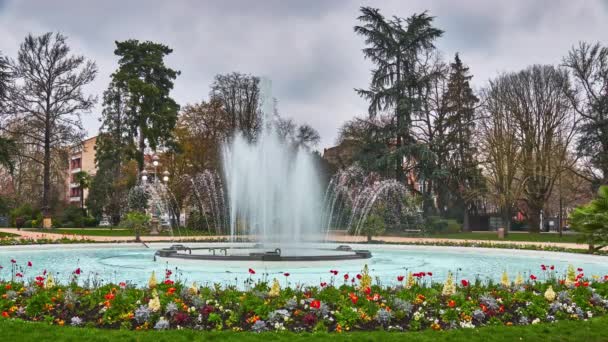 Grand Rond of Boulingrin is een openbare tuin in Toulouse, Frankrijk. Het in diameter waarvan vier grote gangpaden, Jules-Guesde, Francois-Verdier, Paul-Sabatier en Frederic-Mistral. — Stockvideo