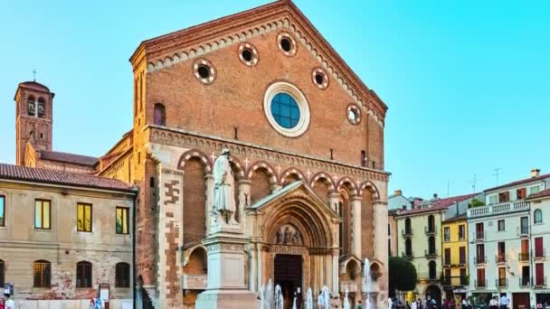 Iglesia de San Lorenzo es lugar de culto católico en Vicenza, Italia, construido en estilo gótico, en su versión lombarda-padana del siglo 13. Se encuentra en Piazza San Lorenzo, a lo largo de Corso Fogazzaro . — Vídeos de Stock