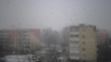 Kentsel yüksek binalar çerçevede Şubat ayında kar yağışı.