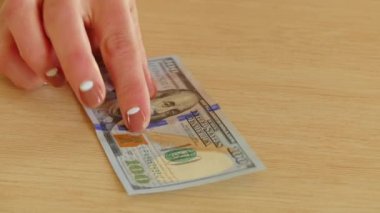 Kadın kırmızı elma adamdan 100 $ için satın.