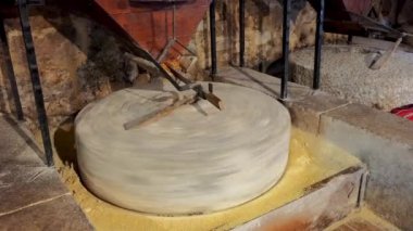 Fırtınasıdır veya değirmen taşları gristmills, buğday veya diğer tahıl öğütme için kullanılan taşlar. Fırtınasıdır çiftler halinde gelir. Bankası veya bedstone sabit olur. Bedstone runner taş dönüyor.